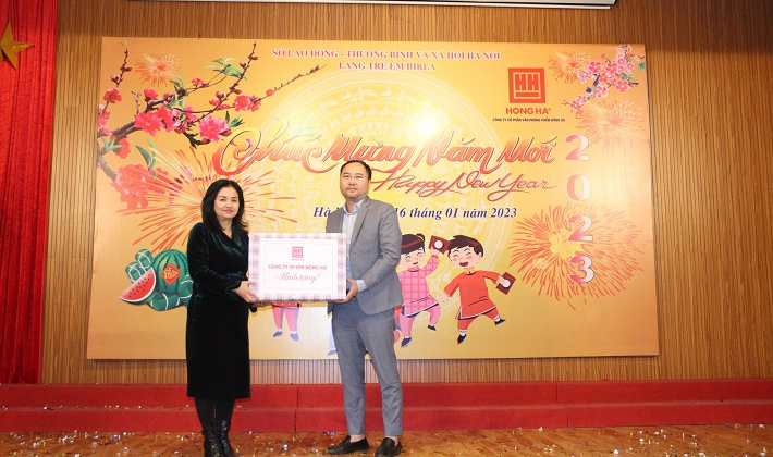 Văn phòng phẩm Hồng Hà sẻ chia Tết ấm áp yêu thương đến với trẻ em làng Birla